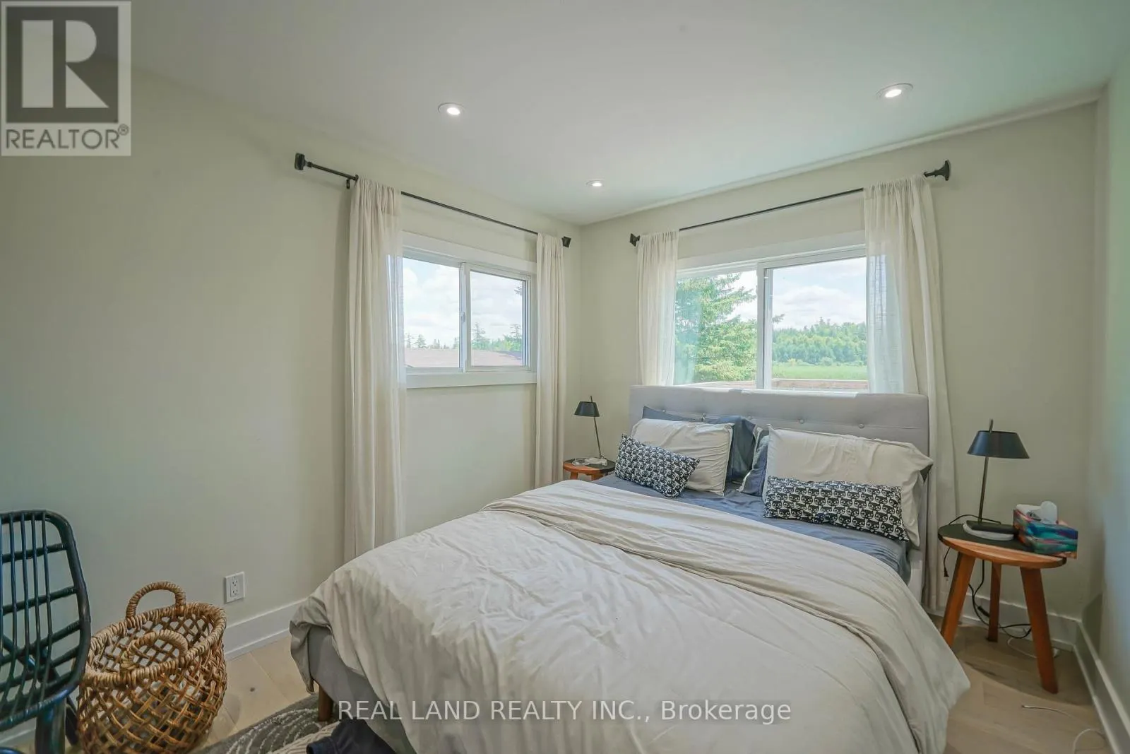 21 MARILYN CRESCENT