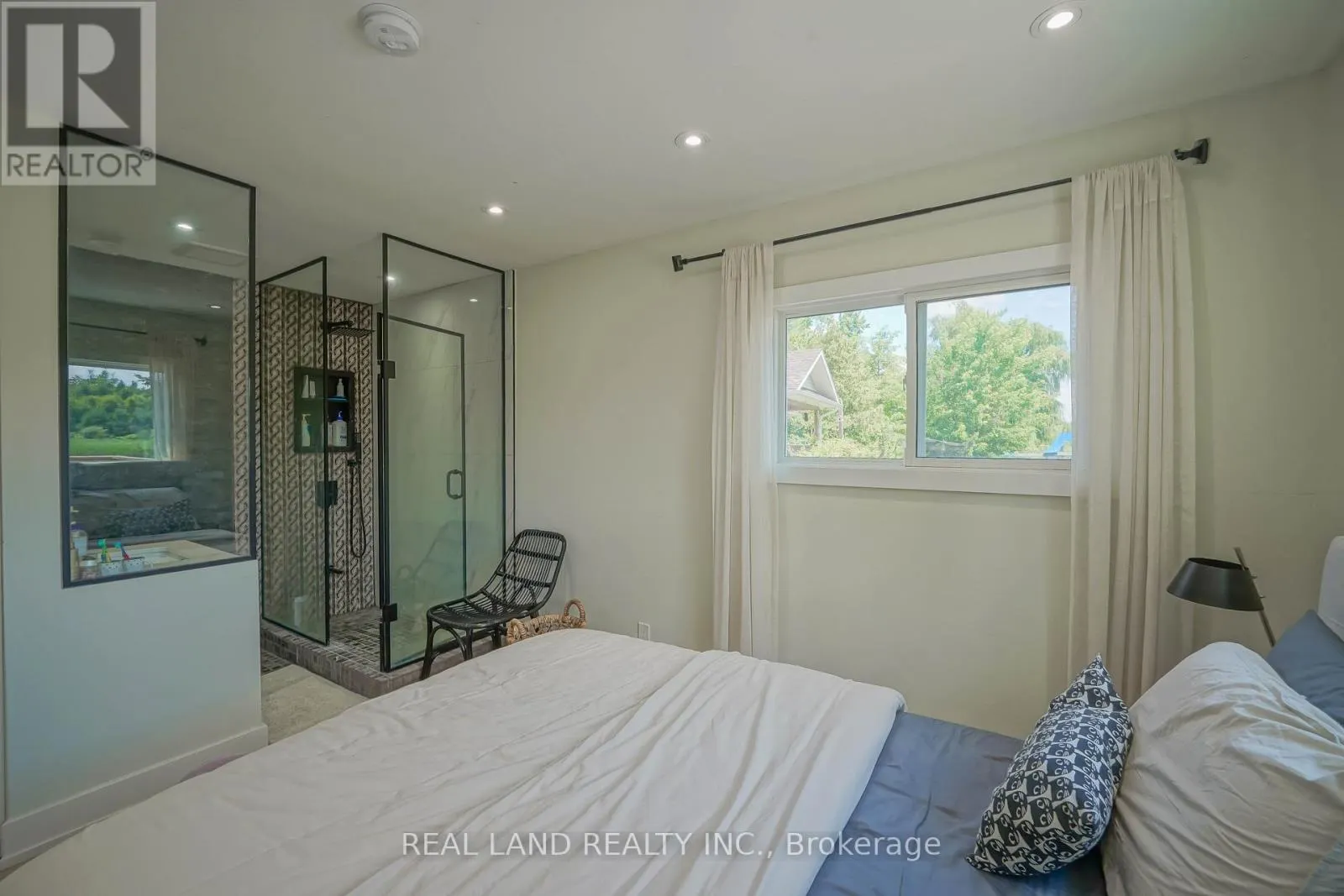 21 MARILYN CRESCENT