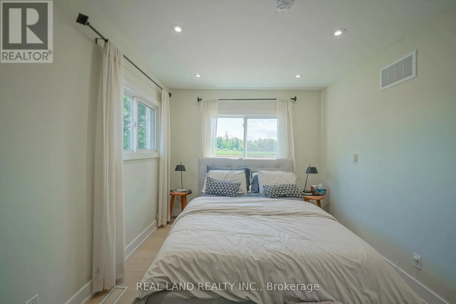 21 MARILYN CRESCENT