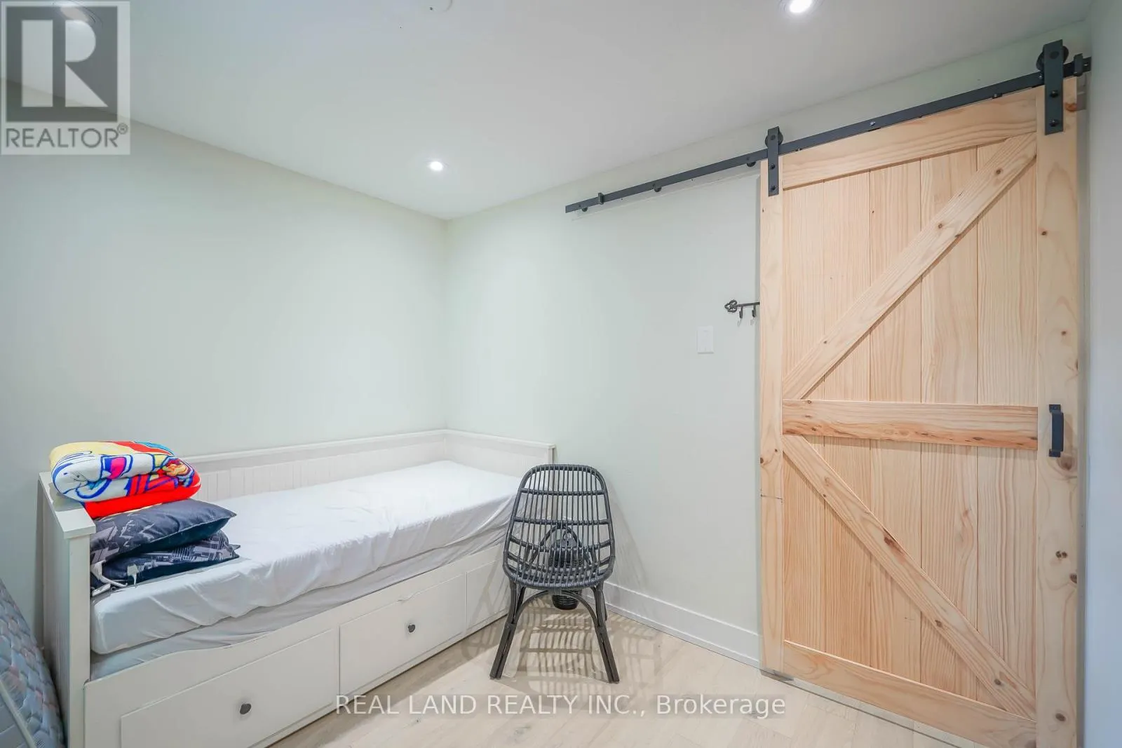21 MARILYN CRESCENT