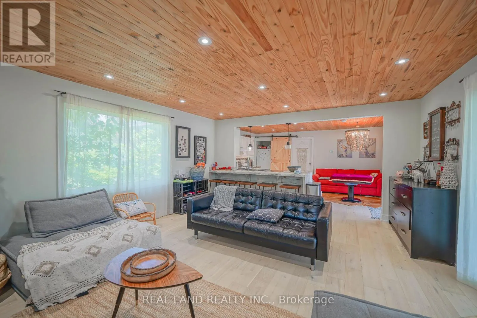 21 MARILYN CRESCENT
