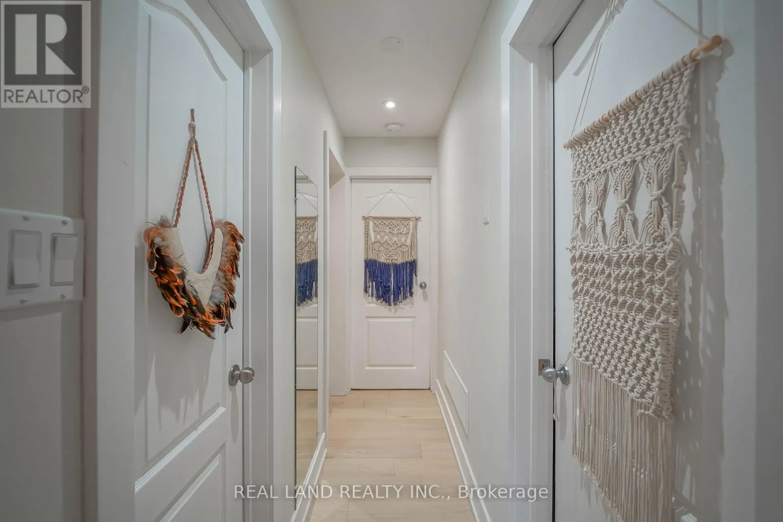 21 MARILYN CRESCENT