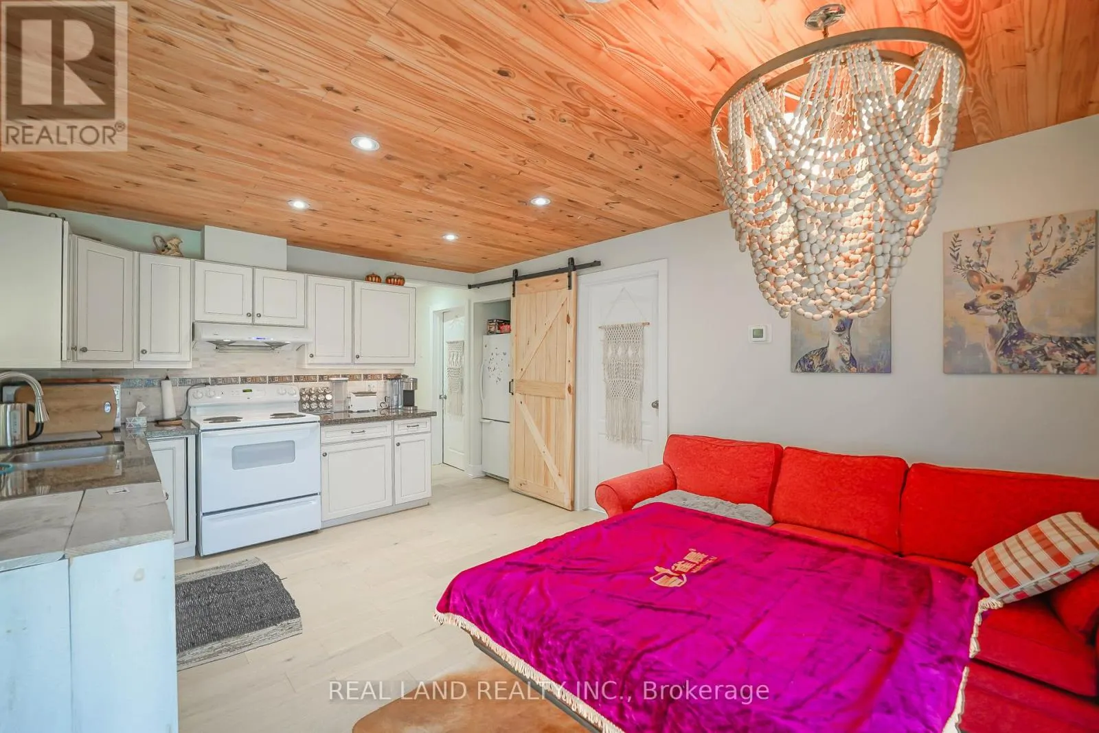 21 MARILYN CRESCENT