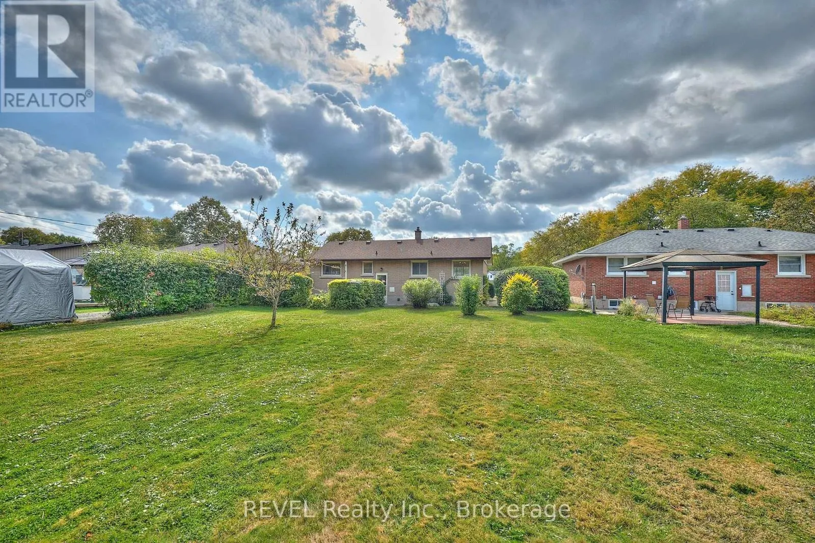 8580 CHAMPLAIN DRIVE