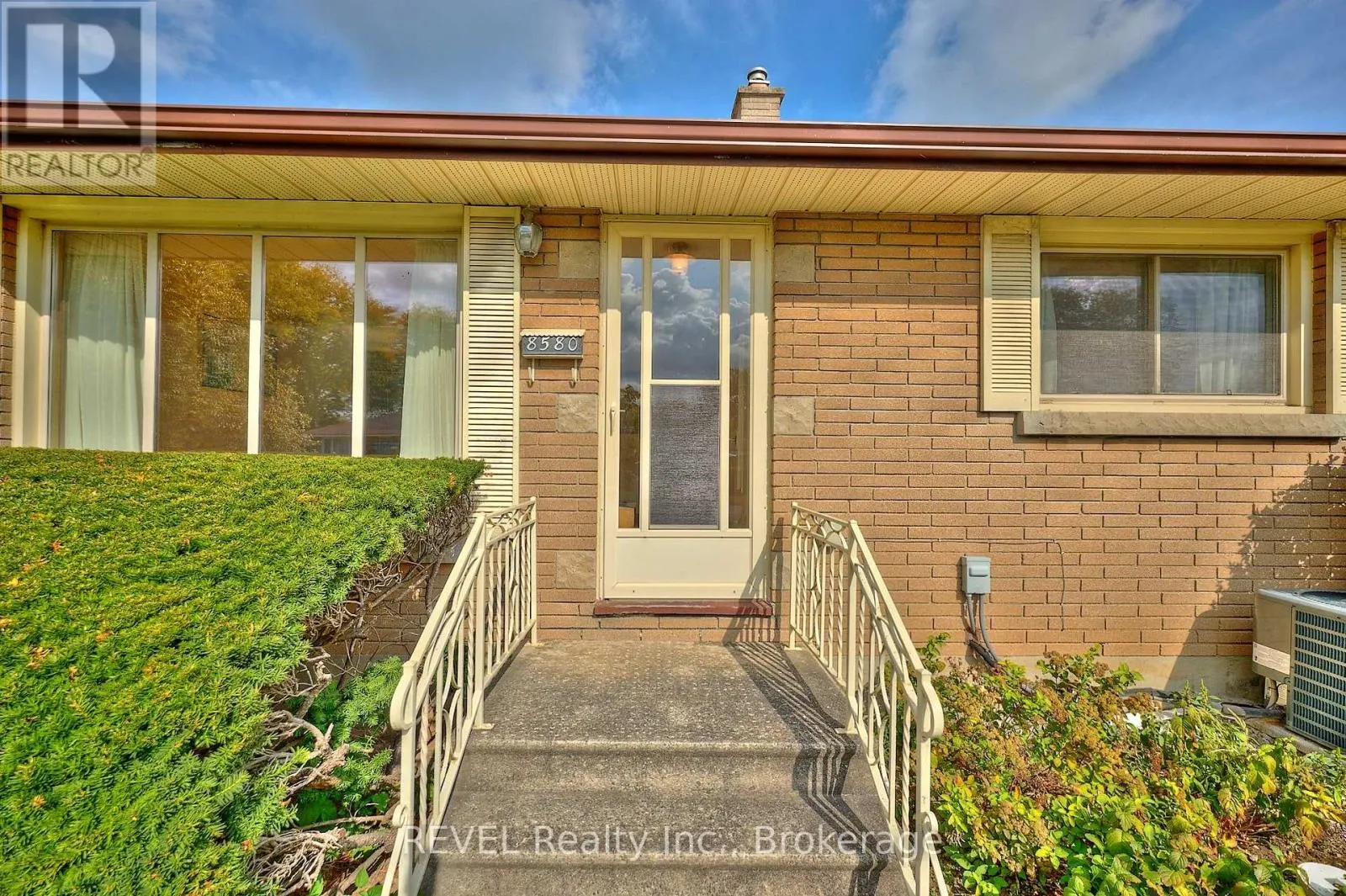 8580 CHAMPLAIN DRIVE