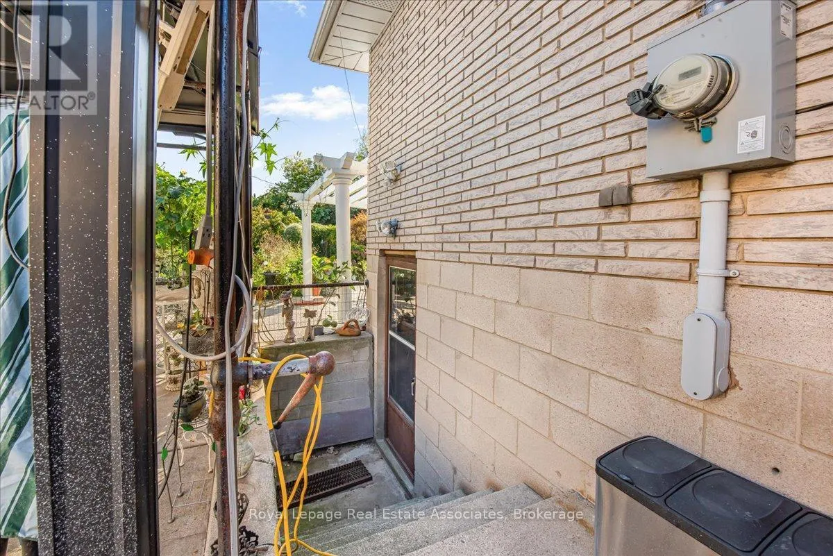 51 PICTON STREET W