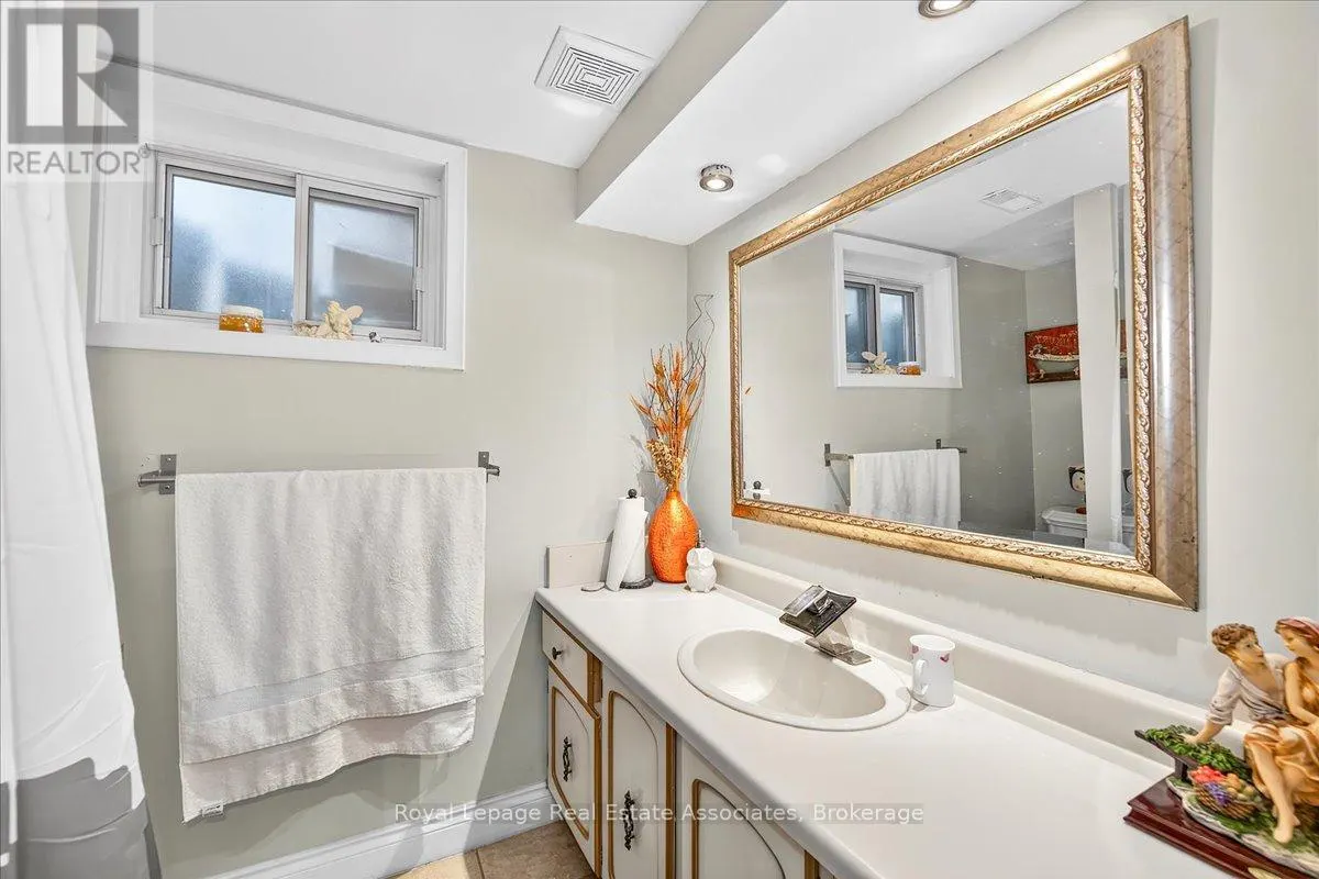51 PICTON STREET W
