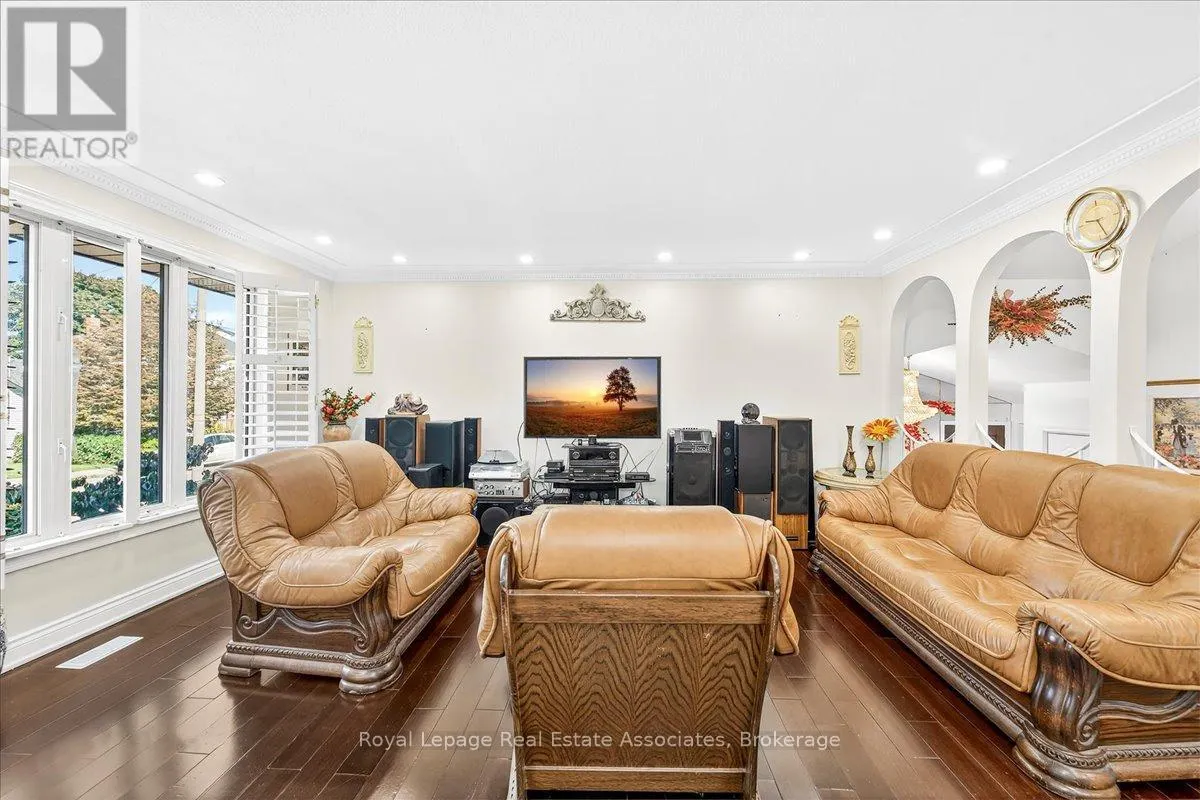 51 PICTON STREET W