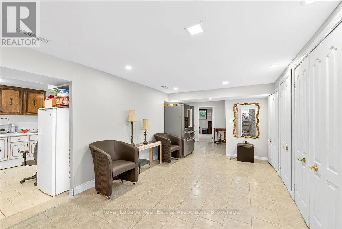 51 PICTON STREET W