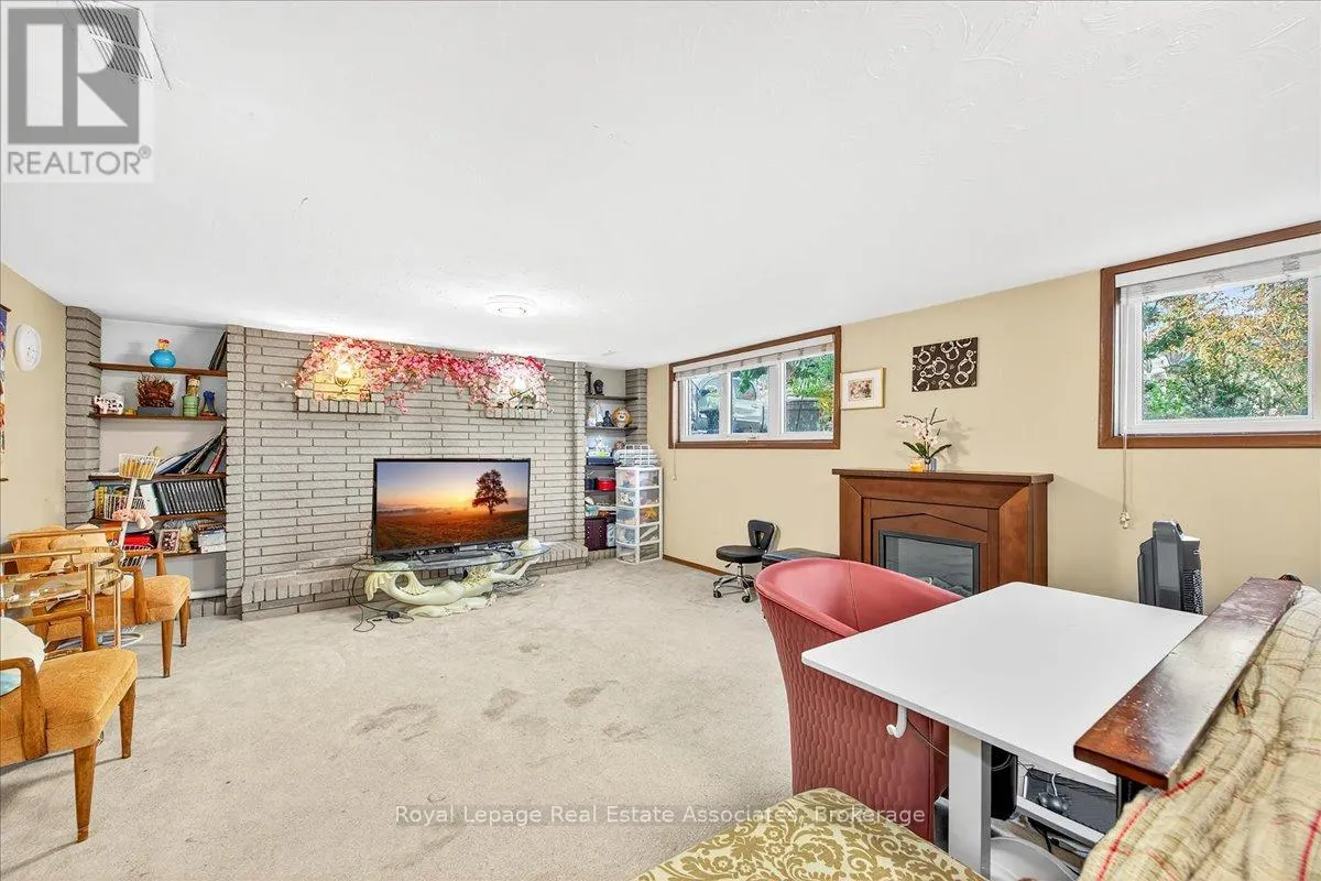 51 PICTON STREET W