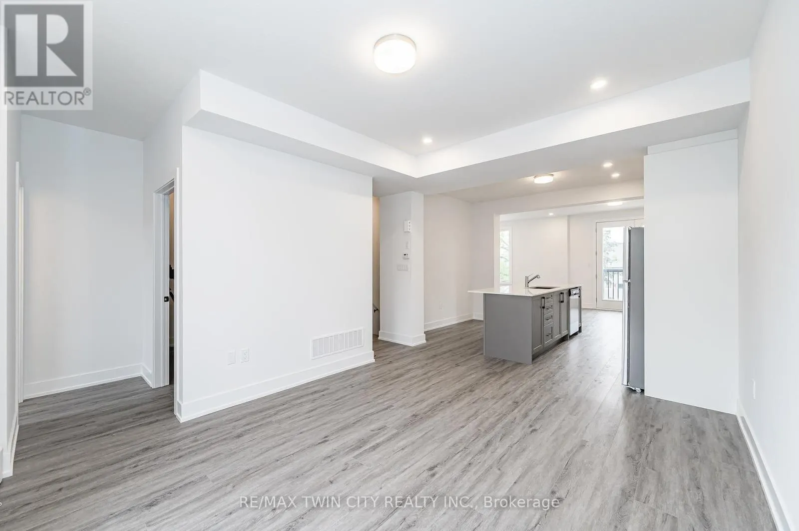 8 - 99 ROGER STREET