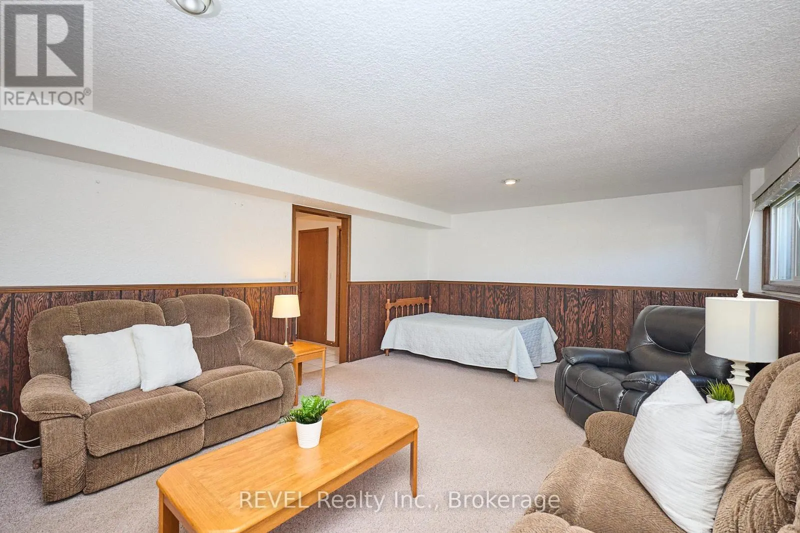 6 CHARLEEN CIRCLE