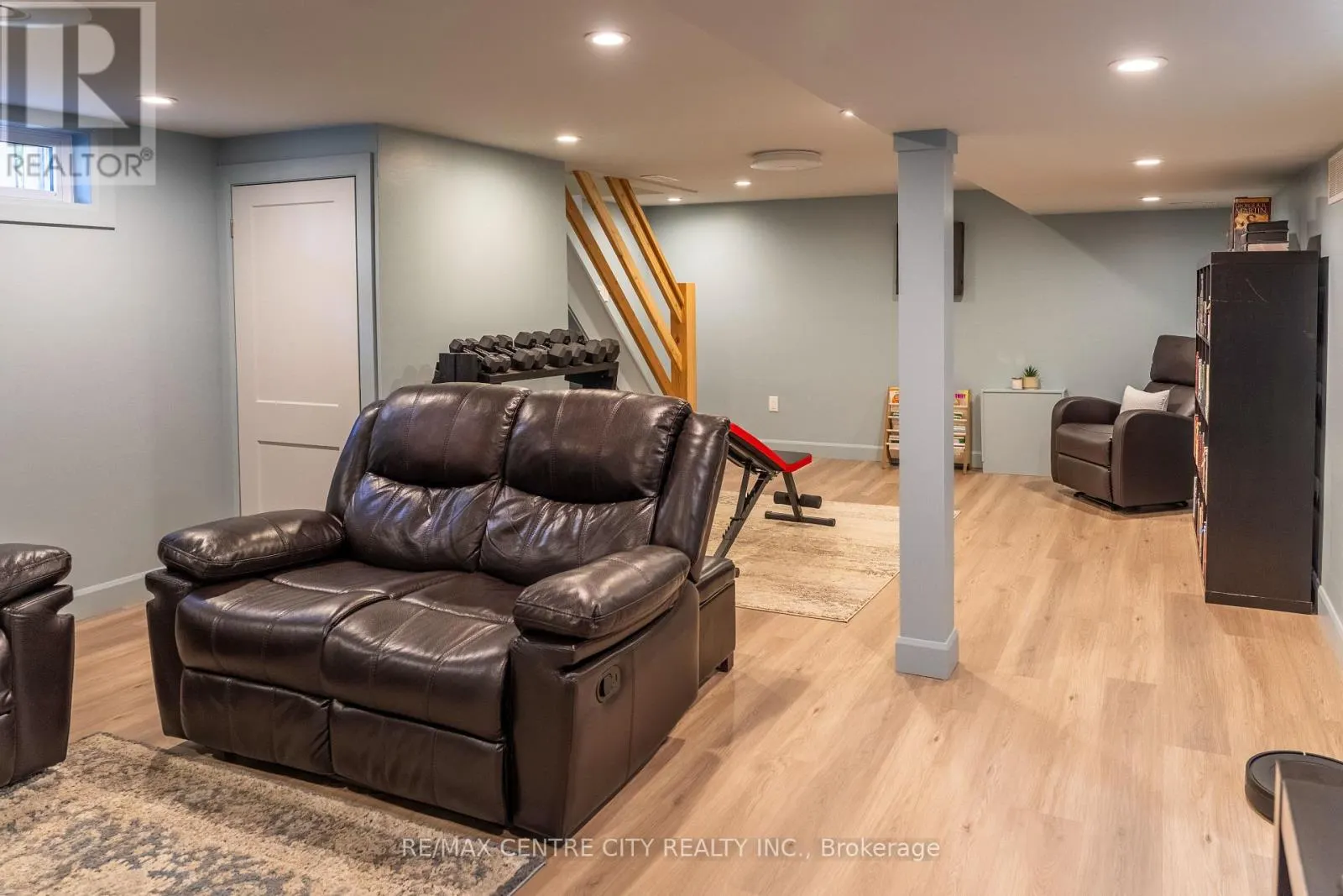 15 FROBISHER CRESCENT