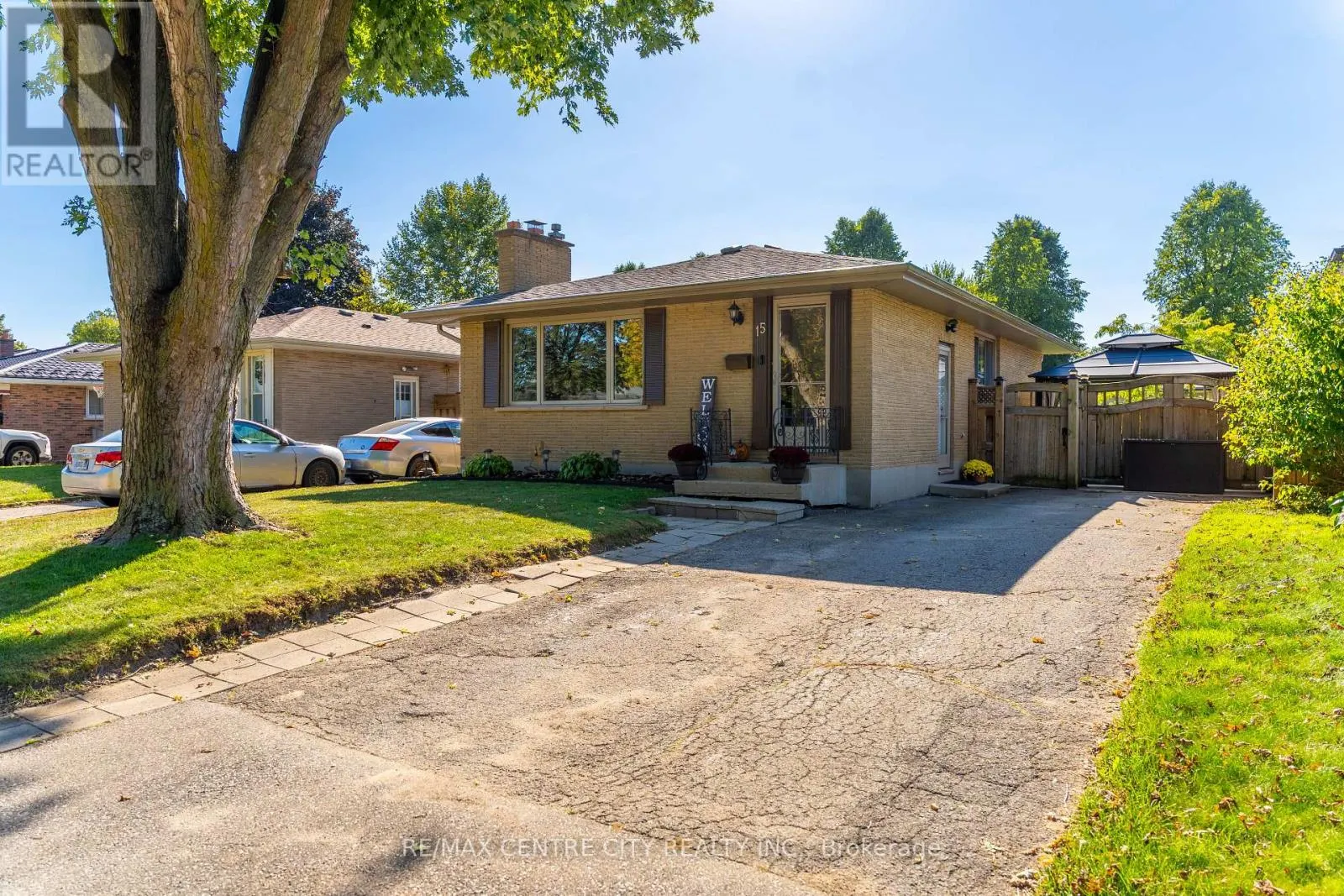 15 FROBISHER CRESCENT