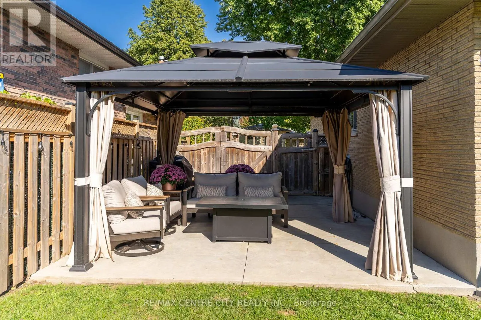 15 FROBISHER CRESCENT