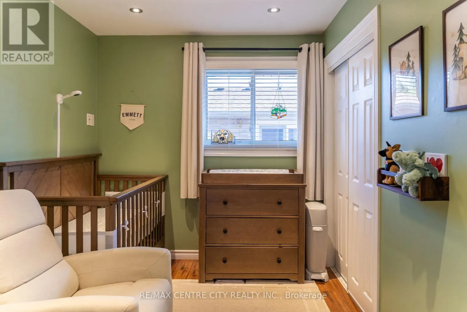 15 FROBISHER CRESCENT