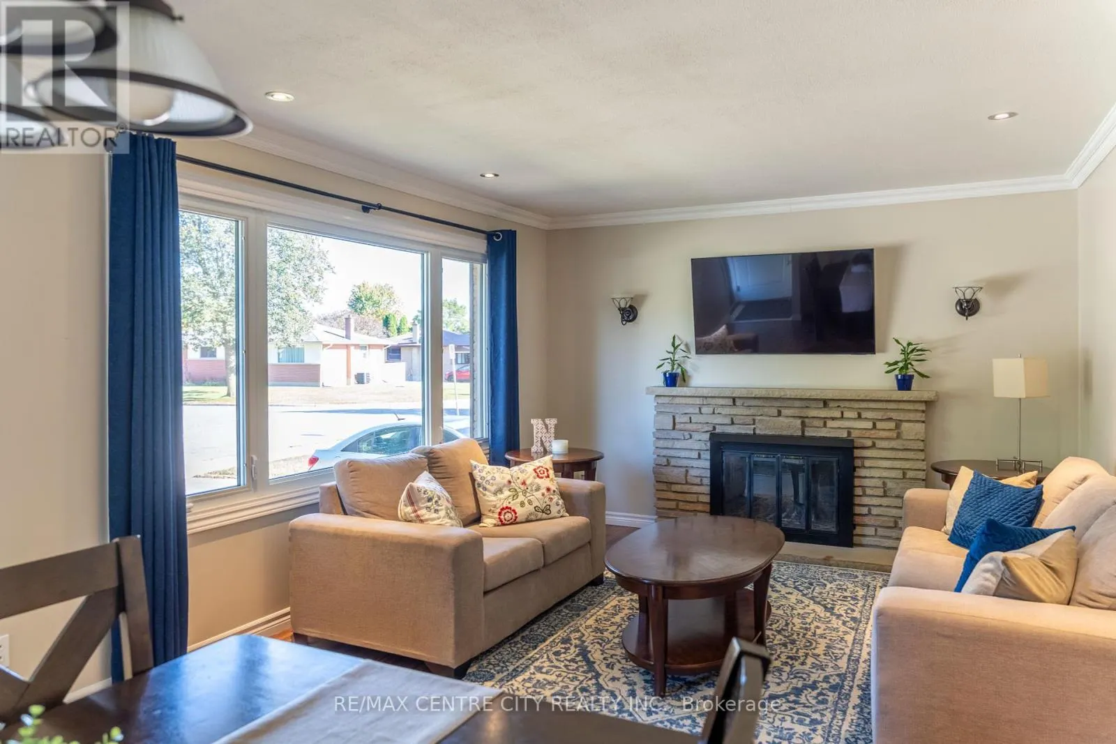 15 FROBISHER CRESCENT