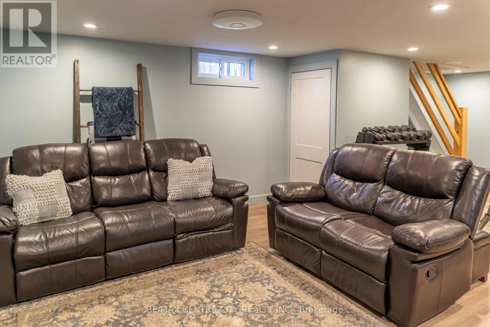 15 FROBISHER CRESCENT