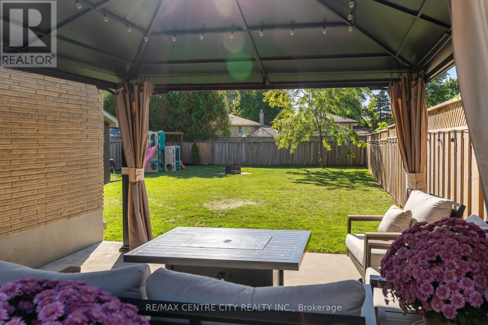 15 FROBISHER CRESCENT
