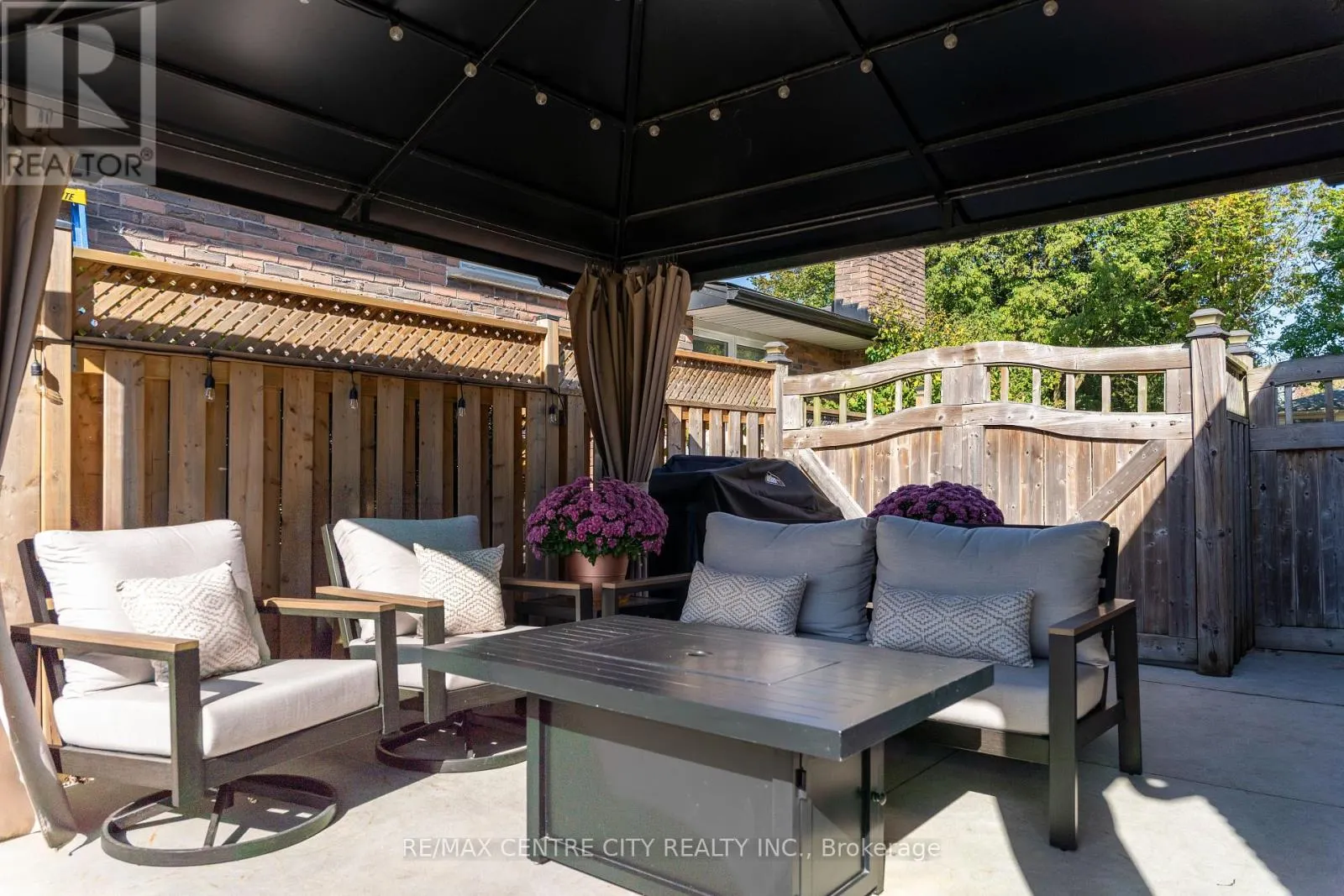 15 FROBISHER CRESCENT