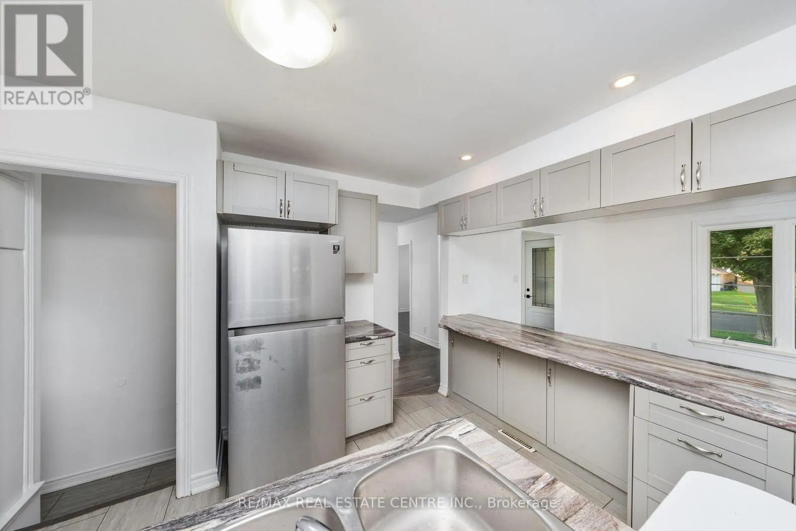 601 HOLLYWOOD PLACE