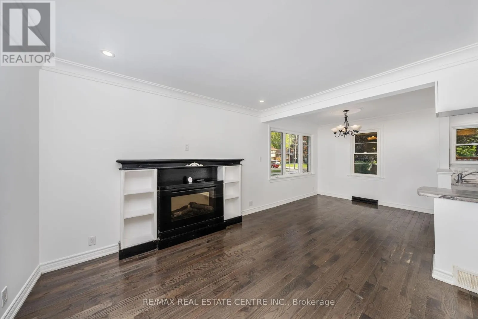 601 HOLLYWOOD PLACE