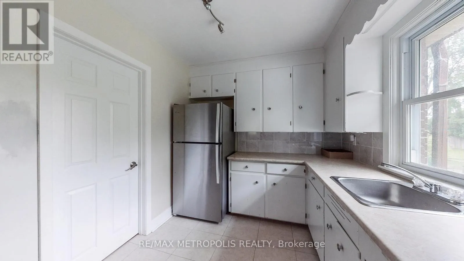 MAIN - 1020 BREWER STREET