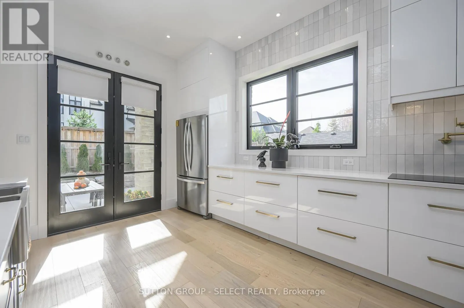 185 COMMISSIONERS ROAD E