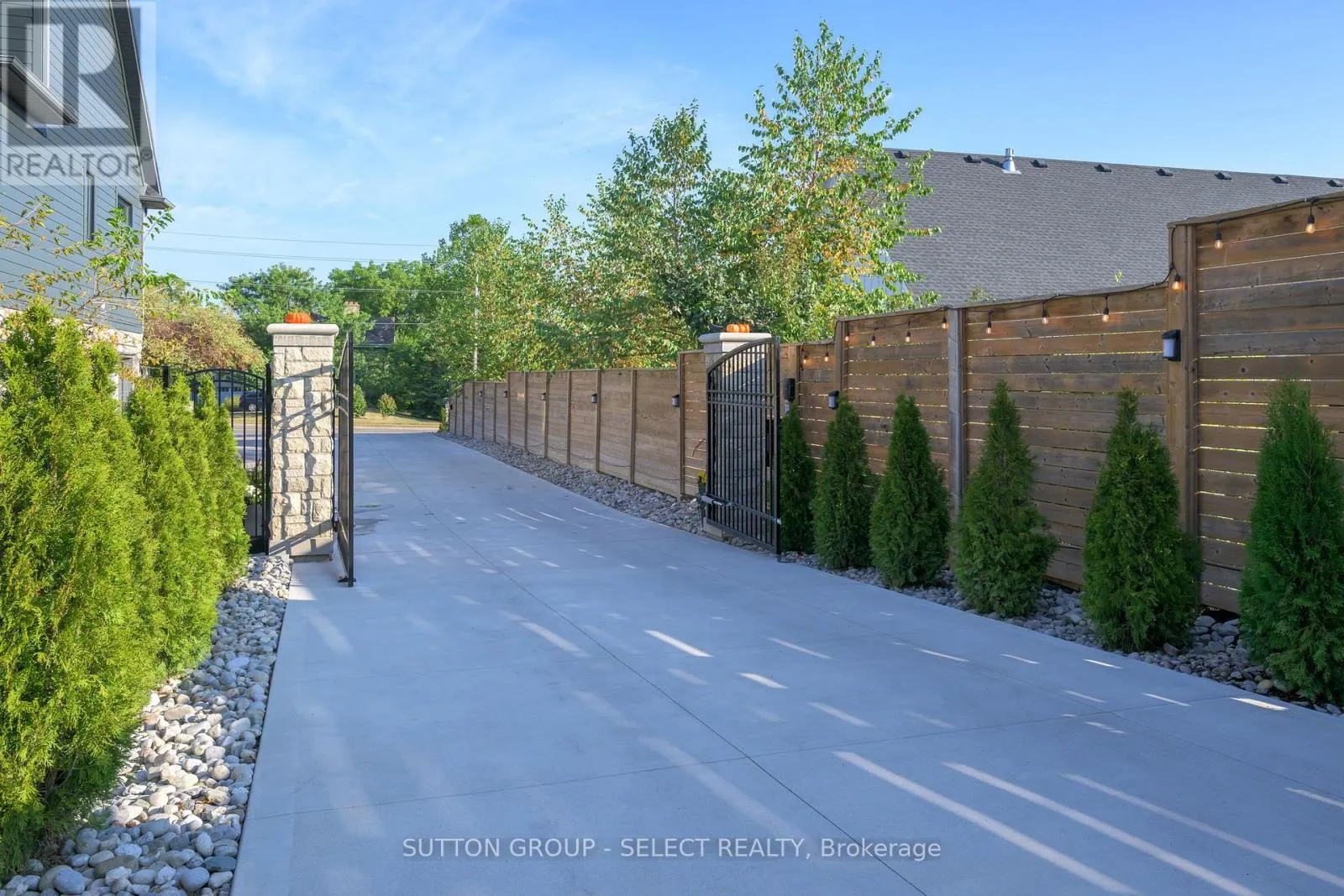 185 COMMISSIONERS ROAD E