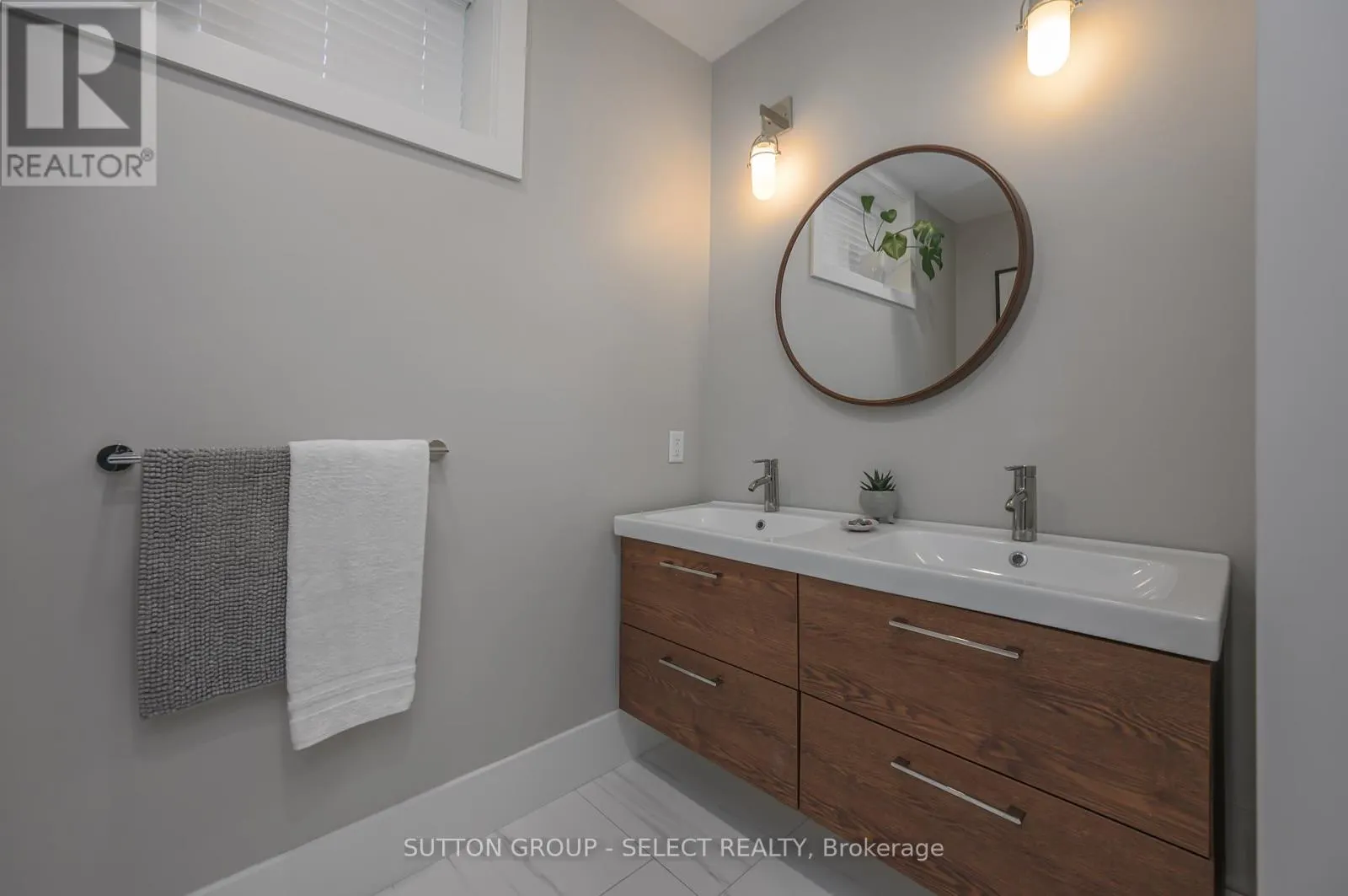 185 COMMISSIONERS ROAD E