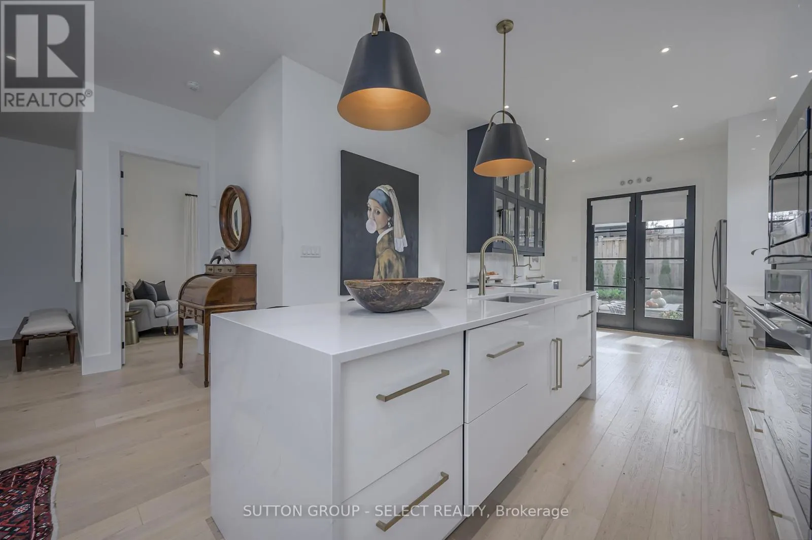 185 COMMISSIONERS ROAD E