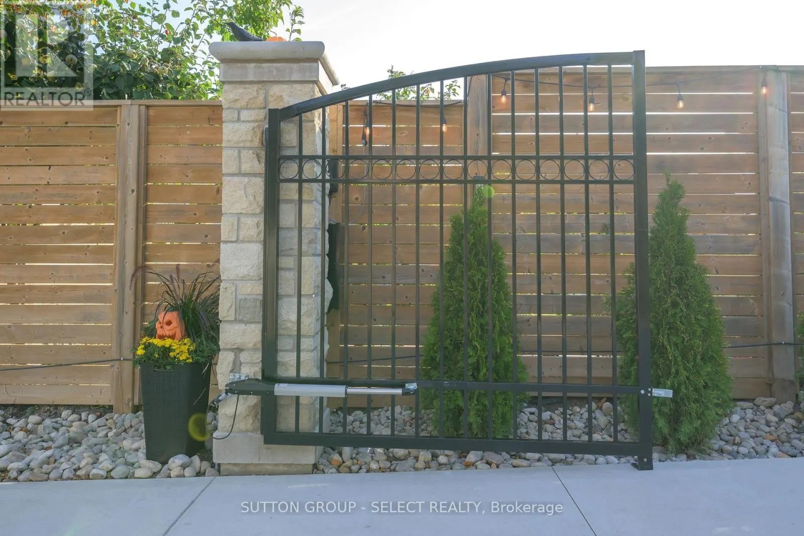 185 COMMISSIONERS ROAD E