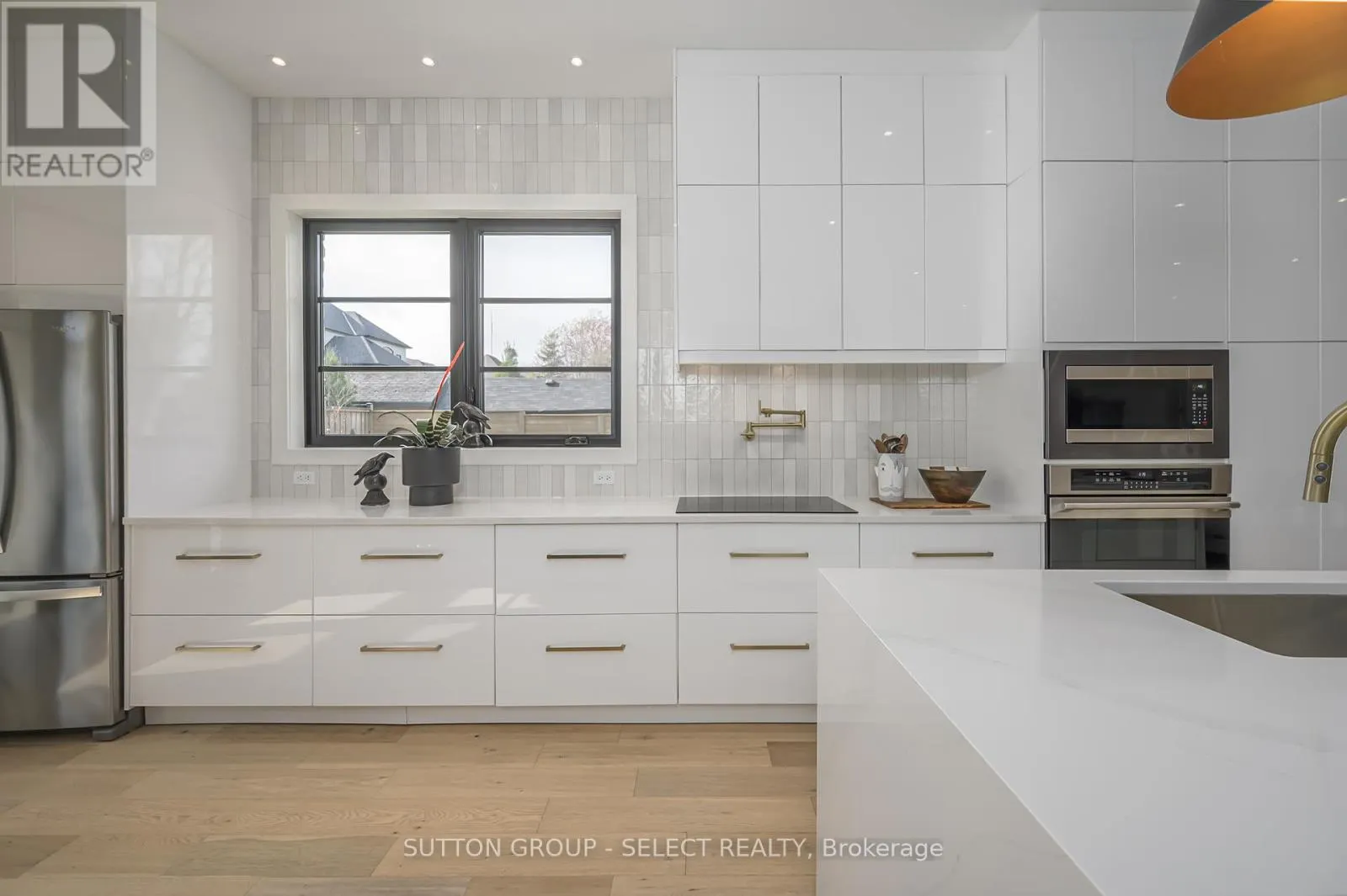 185 COMMISSIONERS ROAD E