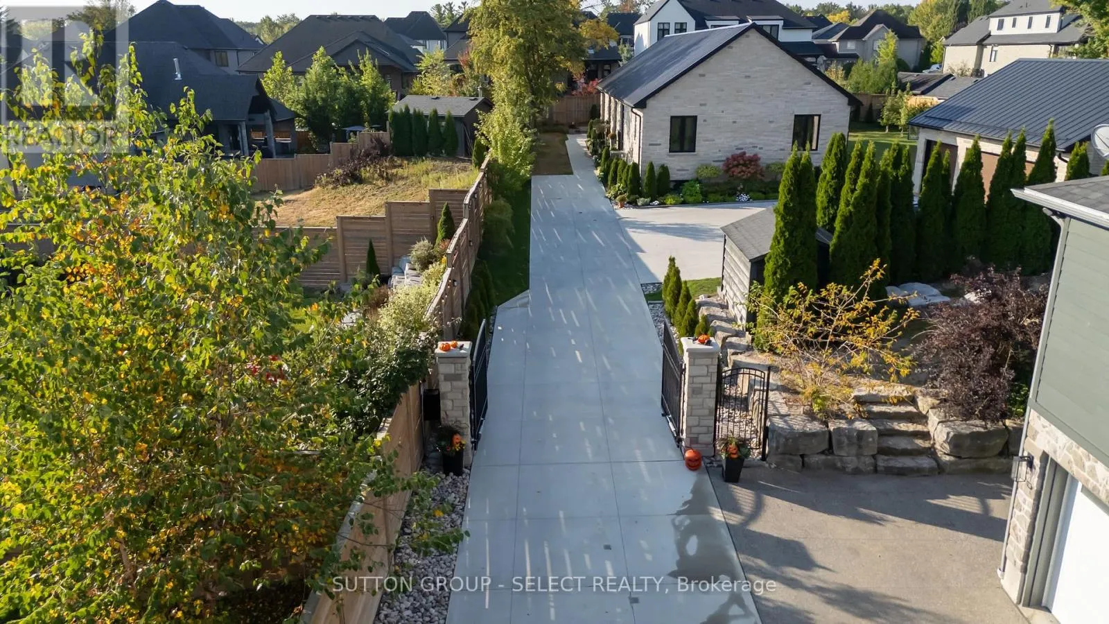 185 COMMISSIONERS ROAD E