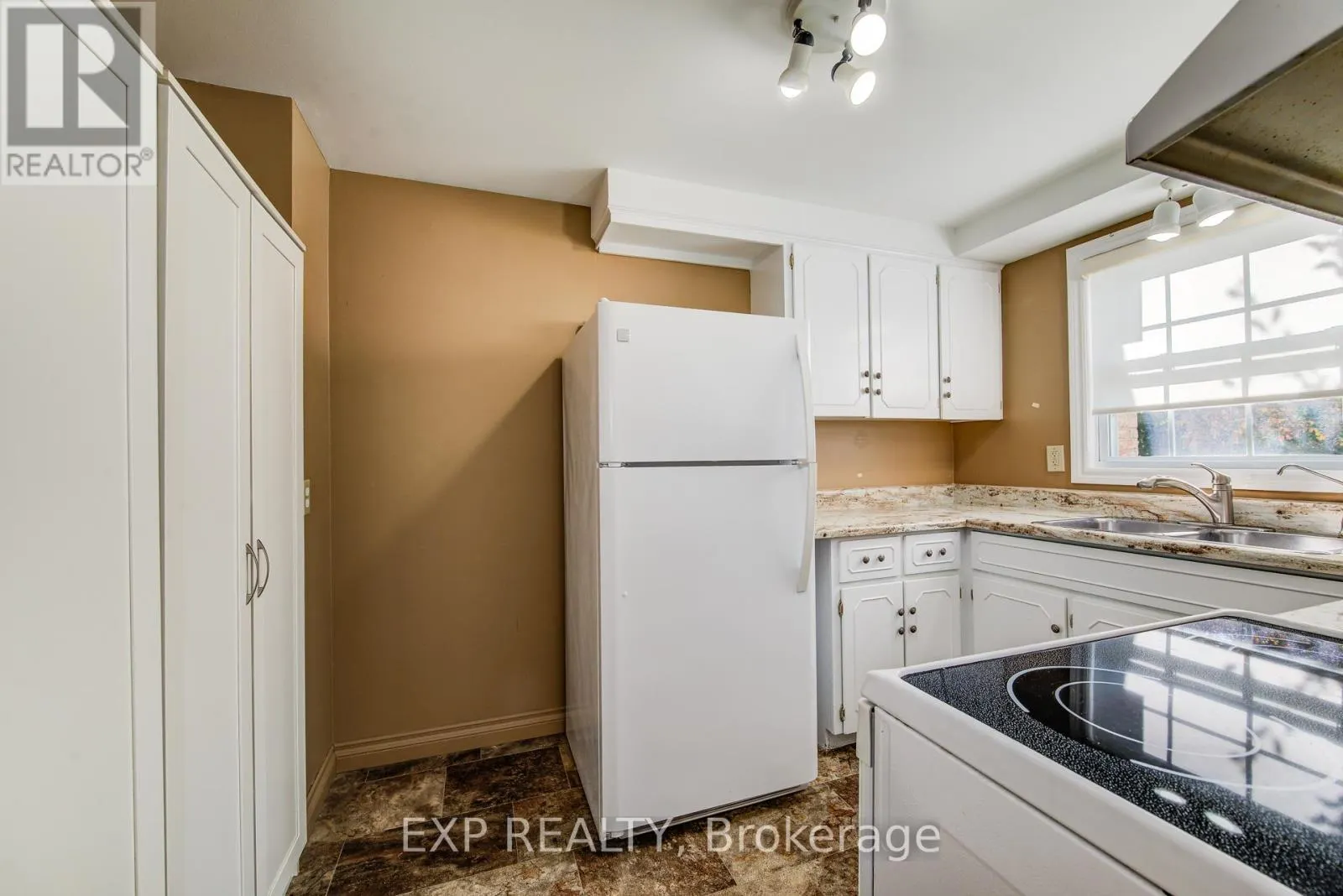 22 - 383 EDINBURGH STREET S