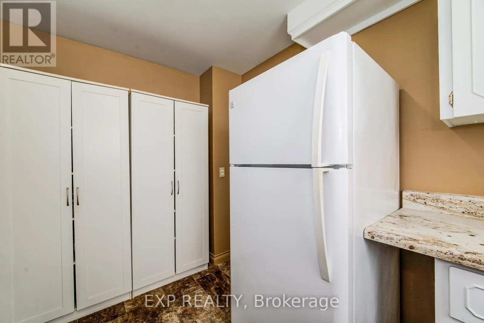 22 - 383 EDINBURGH STREET S