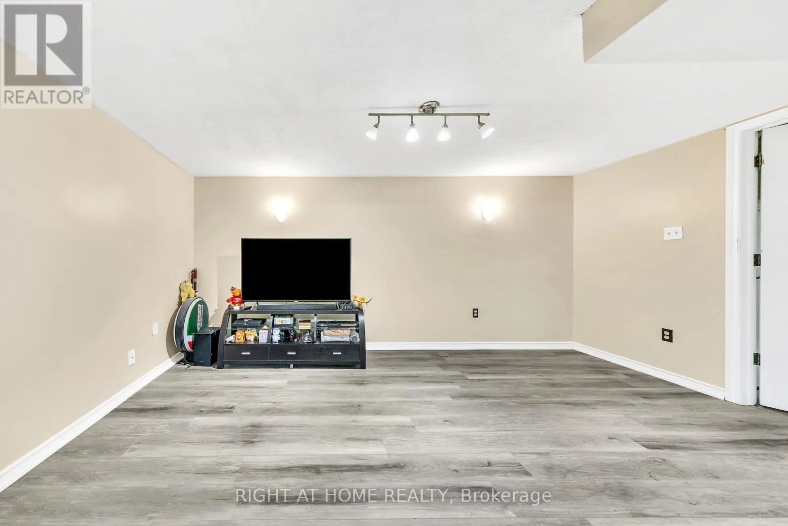 6 - 1460 GARTH STREET W