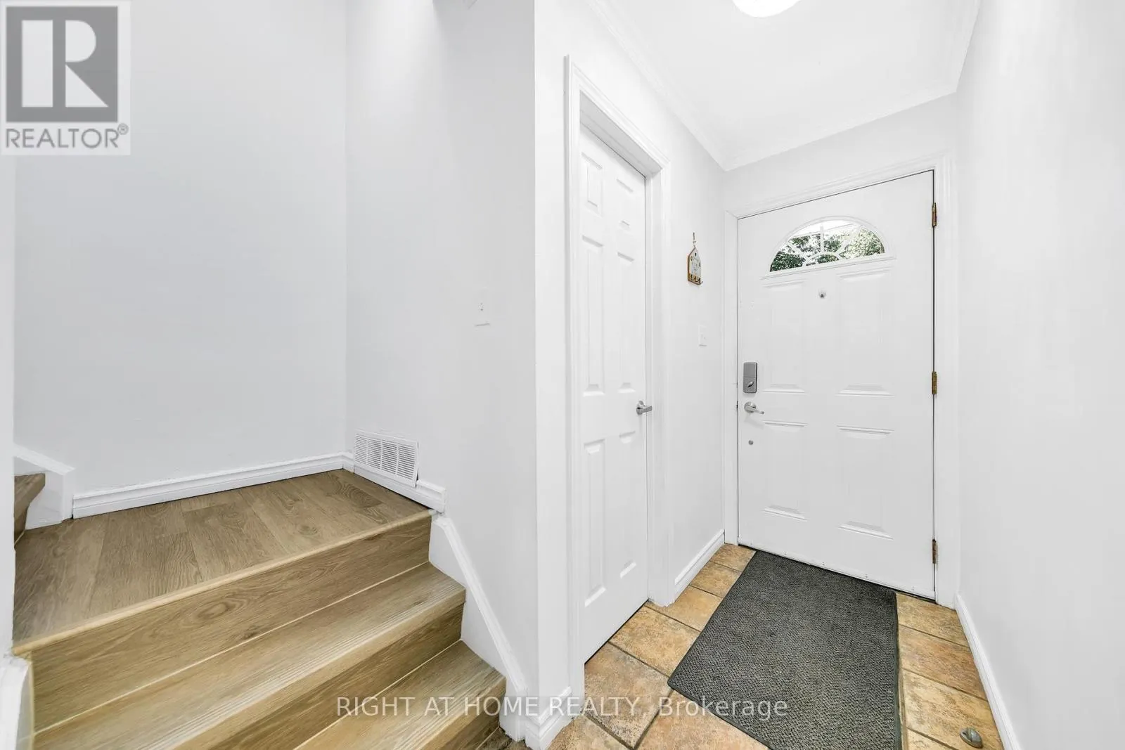 6 - 1460 GARTH STREET W