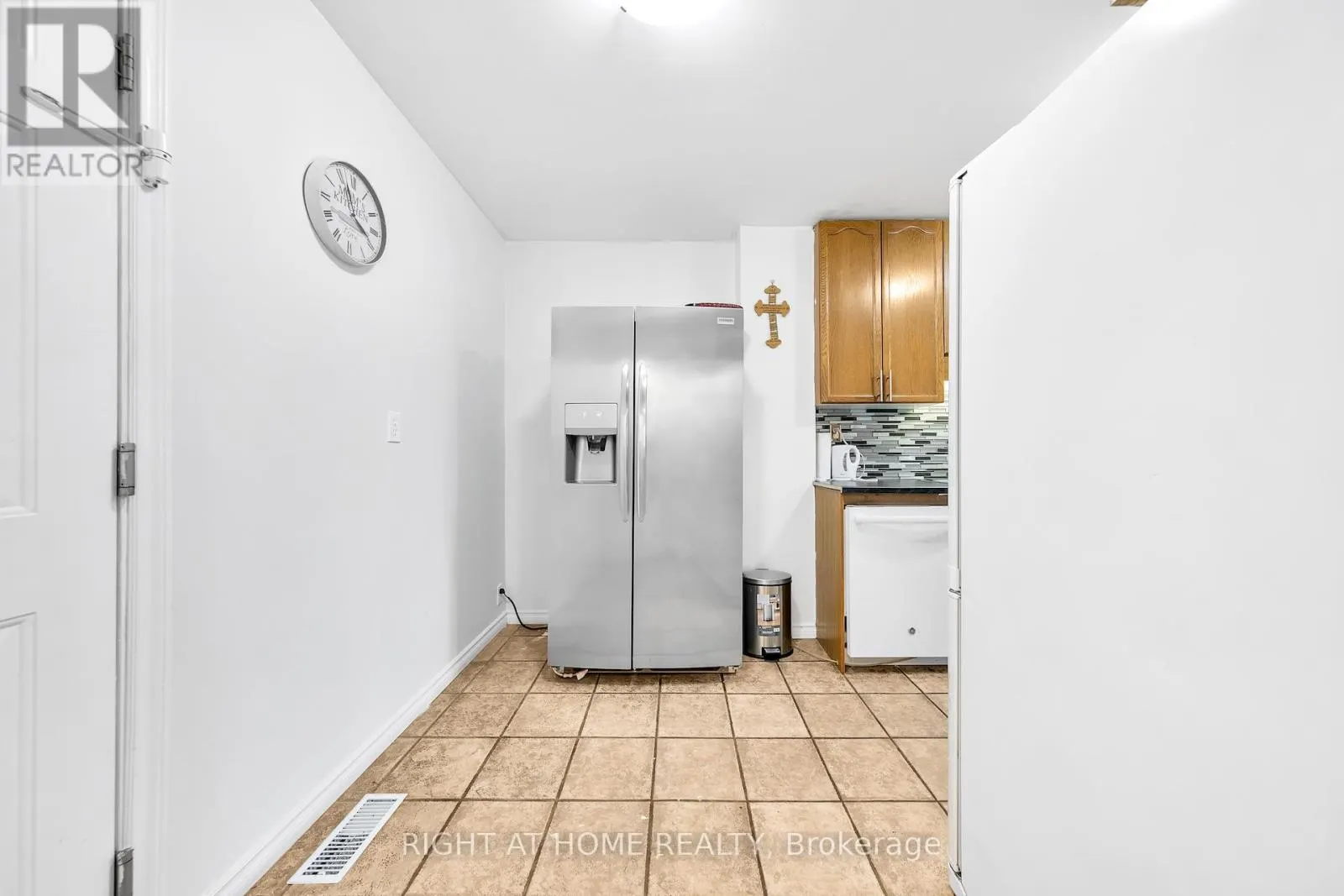 6 - 1460 GARTH STREET W