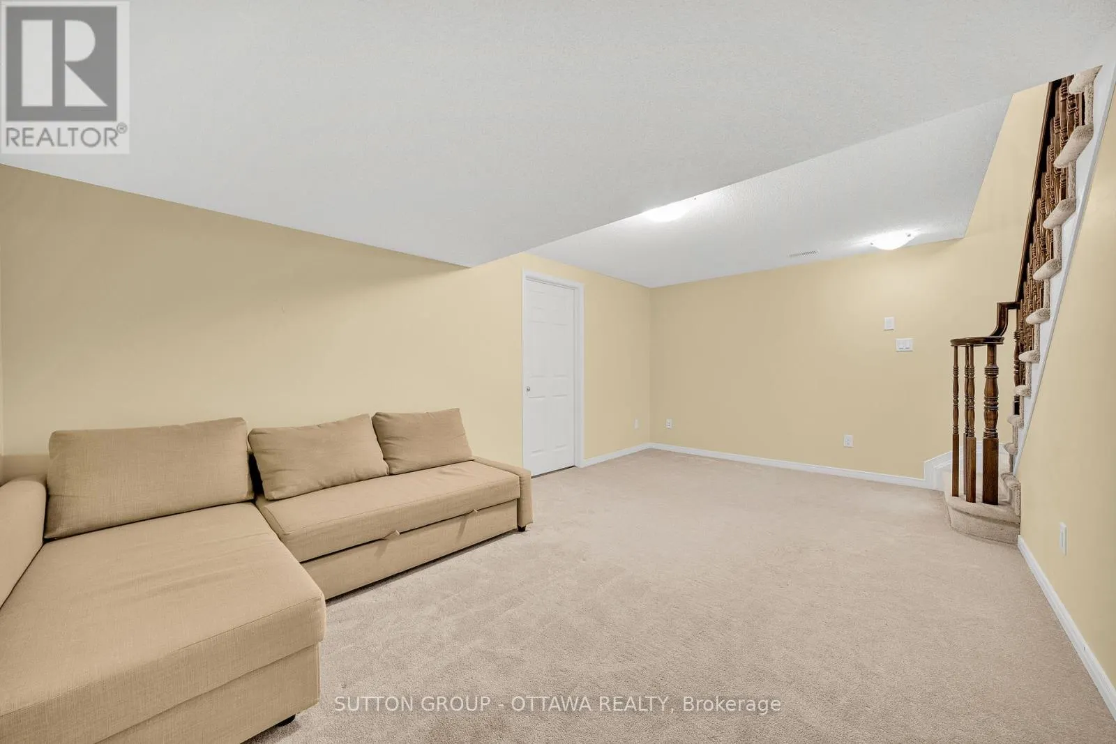 747 OAKGLADE AVENUE