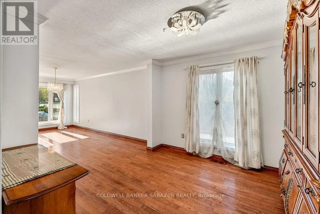 121 TOPLEY CRESCENT