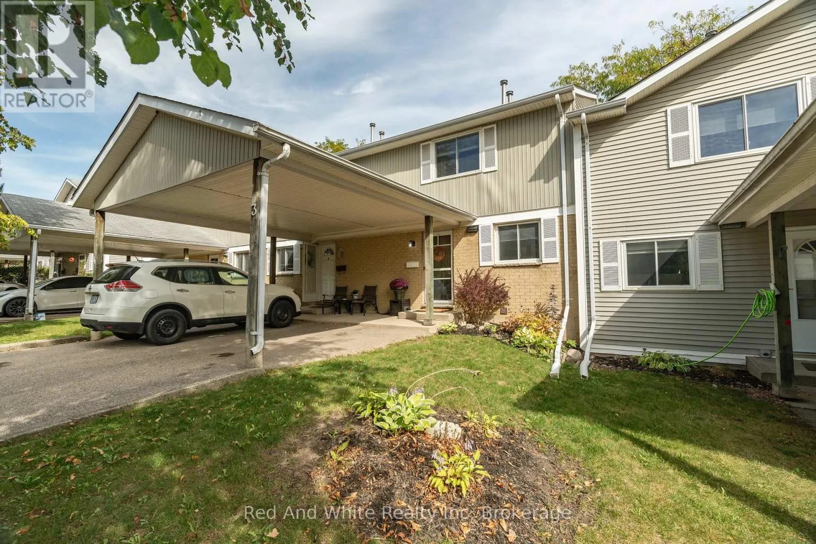 3 - 255 NORTHLAKE DRIVE, #3