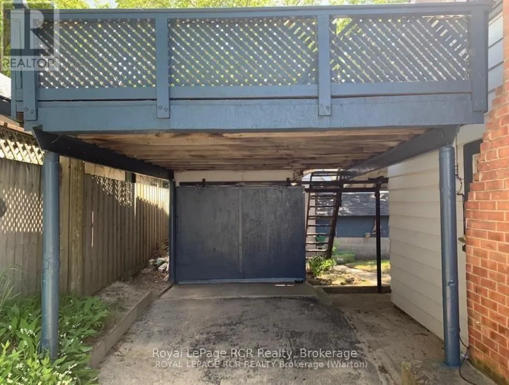9 LAKESHORE BOULEVARD S