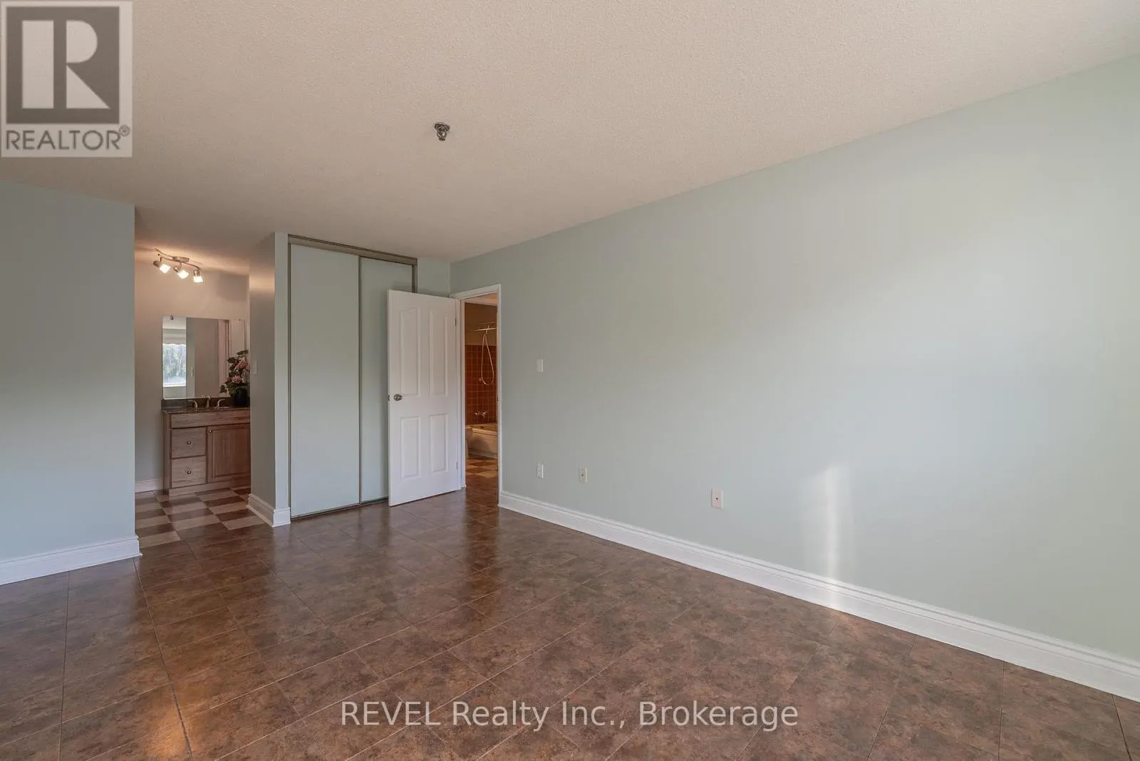 206 - 3955 PORTAGE ROAD, #206