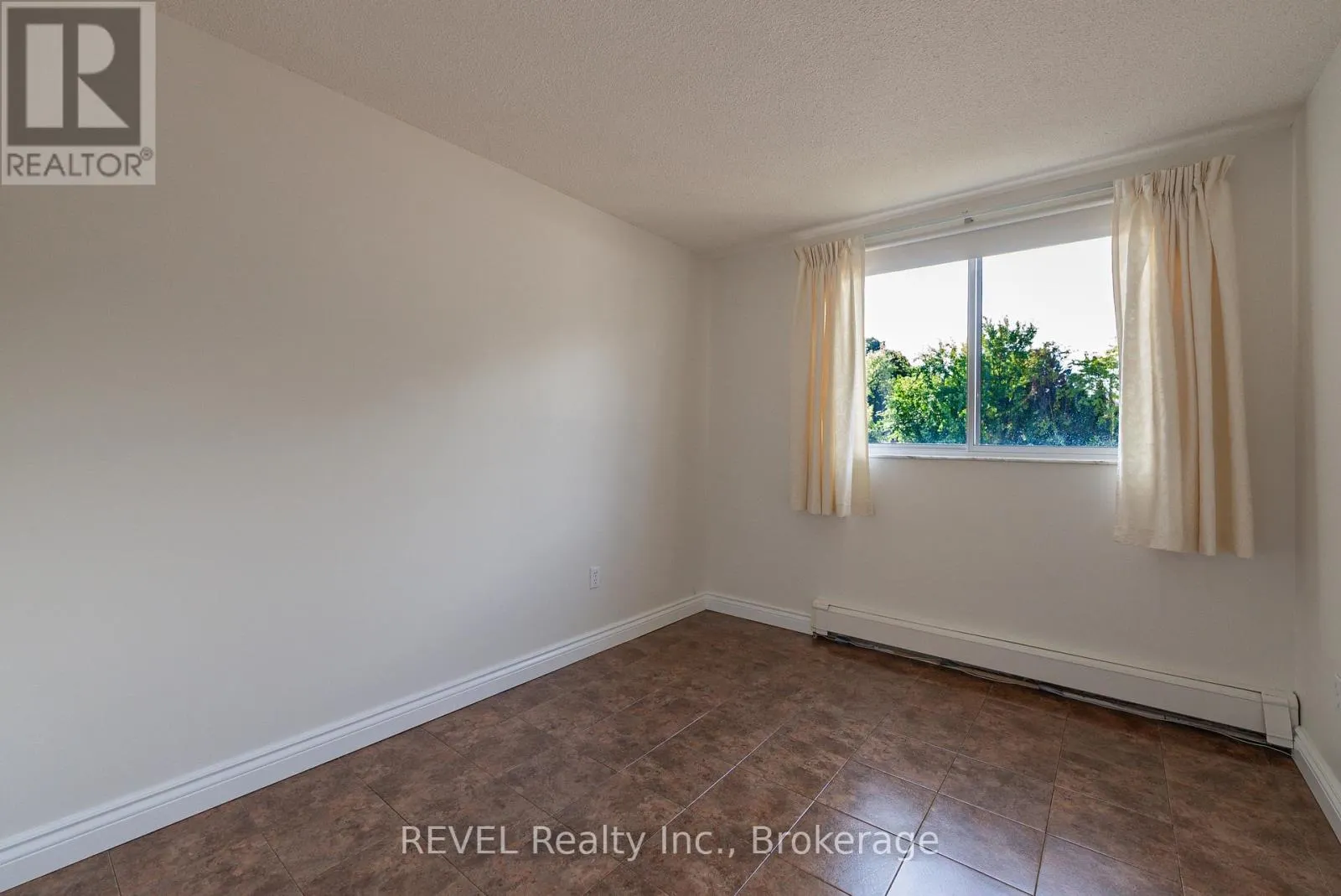 206 - 3955 PORTAGE ROAD, #206