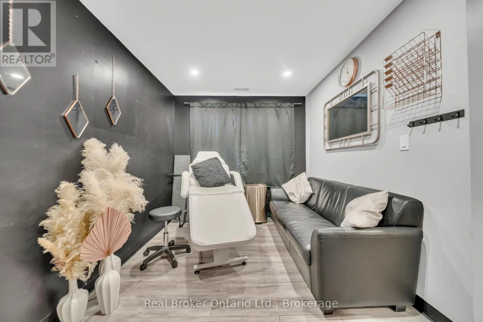 1302 SWAN STREET