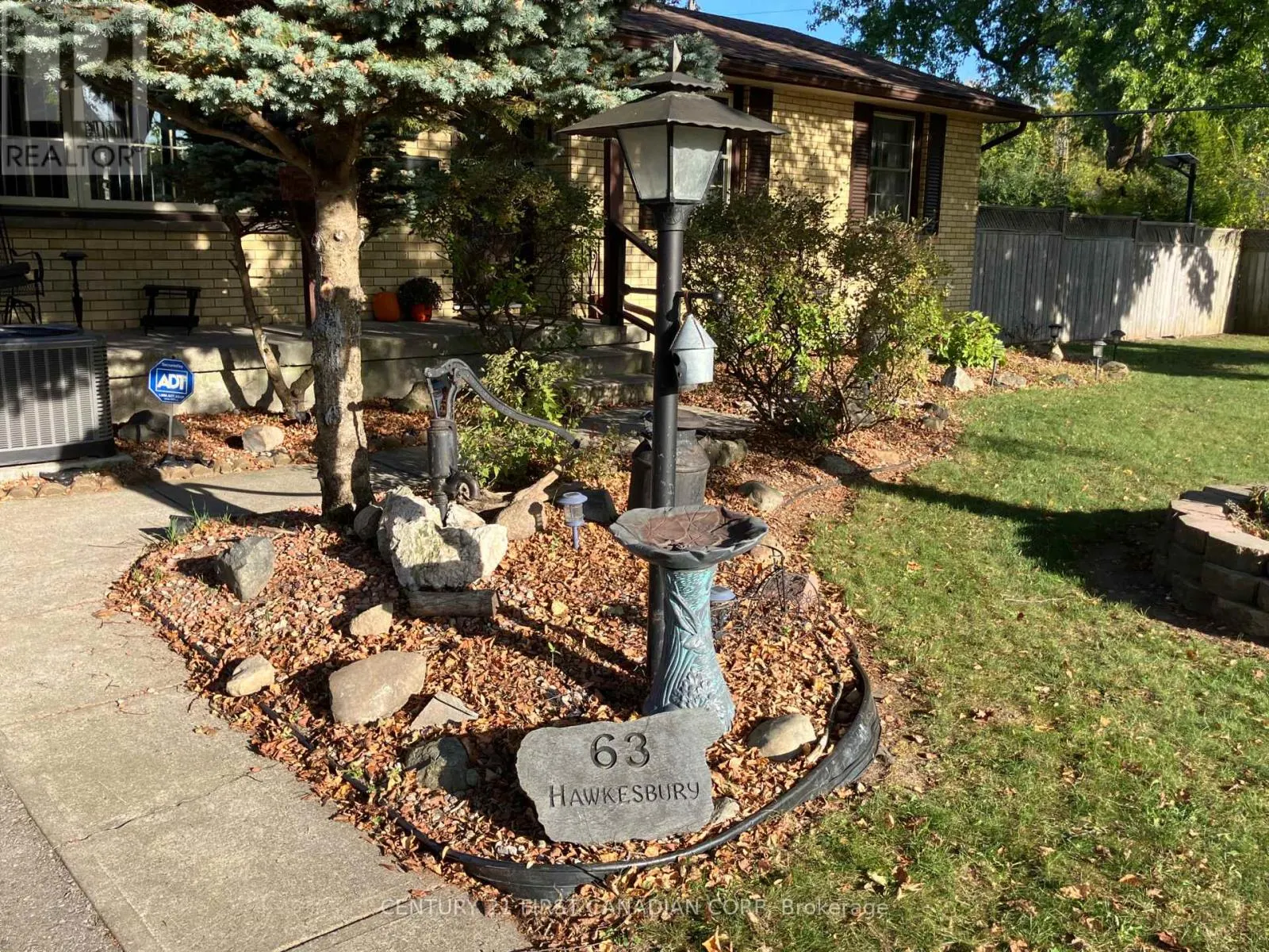 63 HAWKESBURY AVENUE