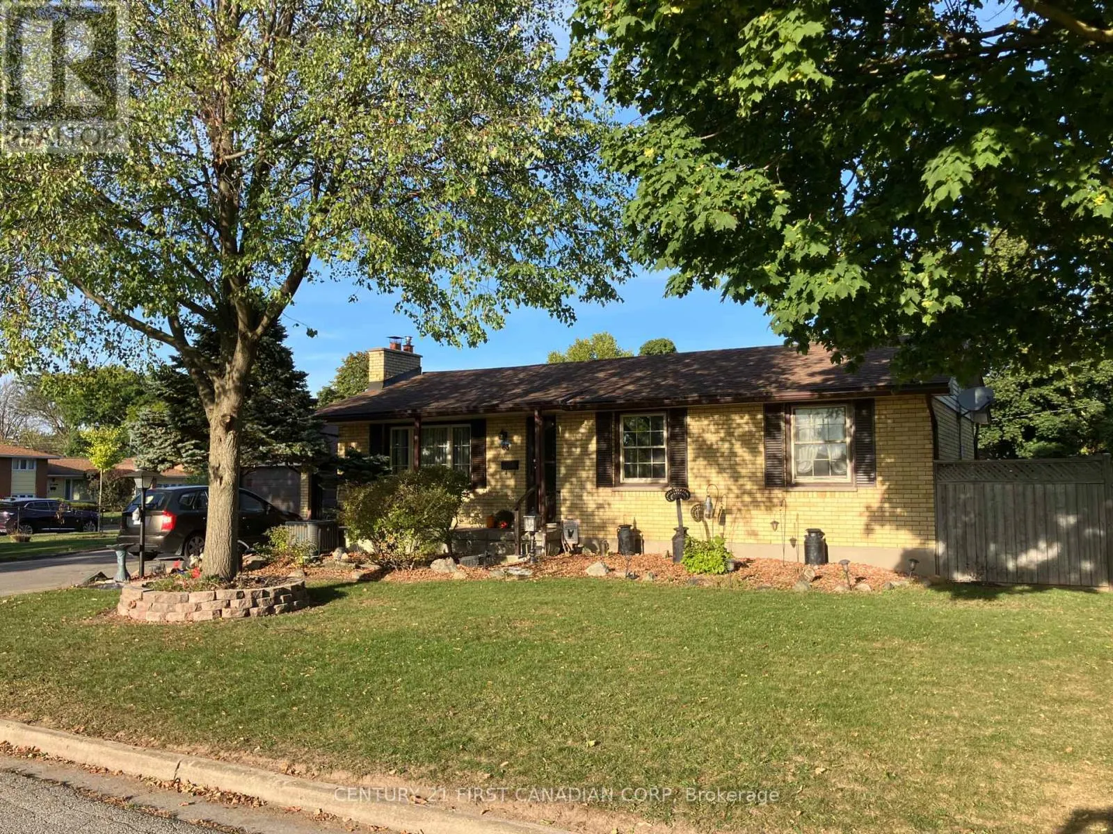 63 HAWKESBURY AVENUE