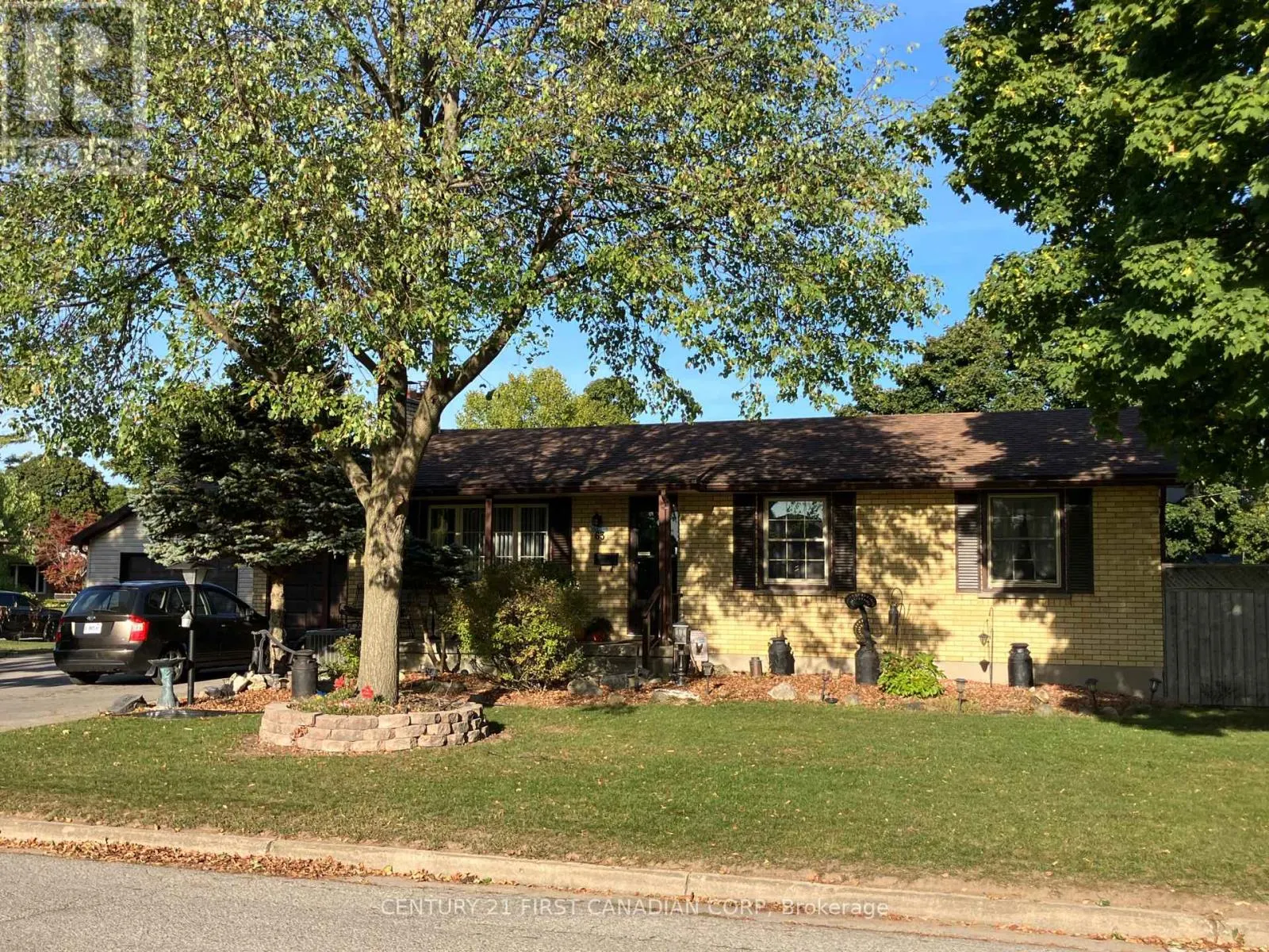 63 HAWKESBURY AVENUE