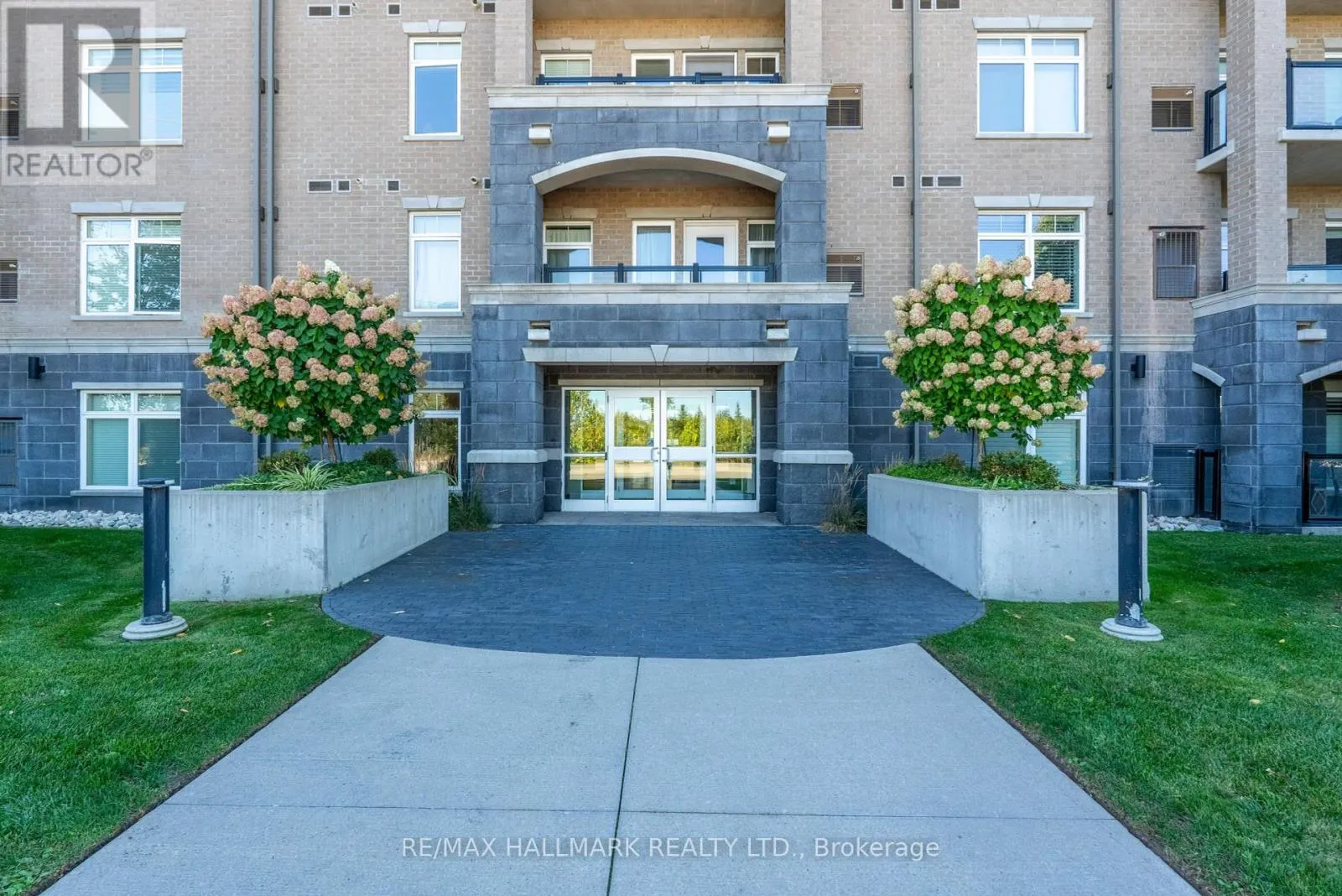 302 - 106 BARD BOULEVARD